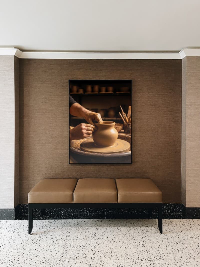 Tranh Nghệ Thuật Đôi Bàn Tay Nghệ Nhân Chuốt Gốm Tinh Xảo