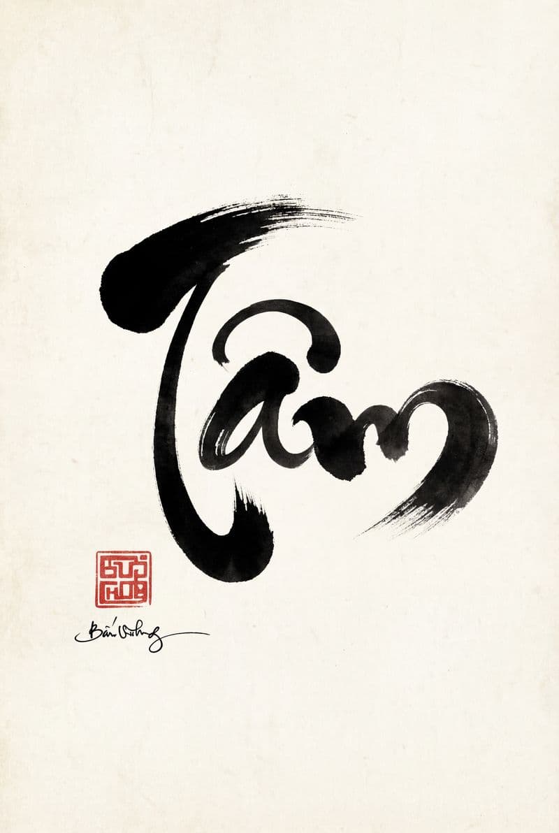 Tranh thư pháp chữ Tâm nét mực đen nghệ thuật trên nền giấy lụa cổ điển mang lại cảm giác an nhiên cho không gian phòng khách và phòng thiền.